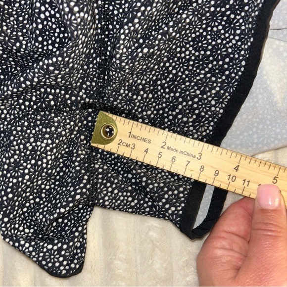 Lululemon Athletica Black and White Patterned Shorts Tracker Size 10 - Picture 4 of 8